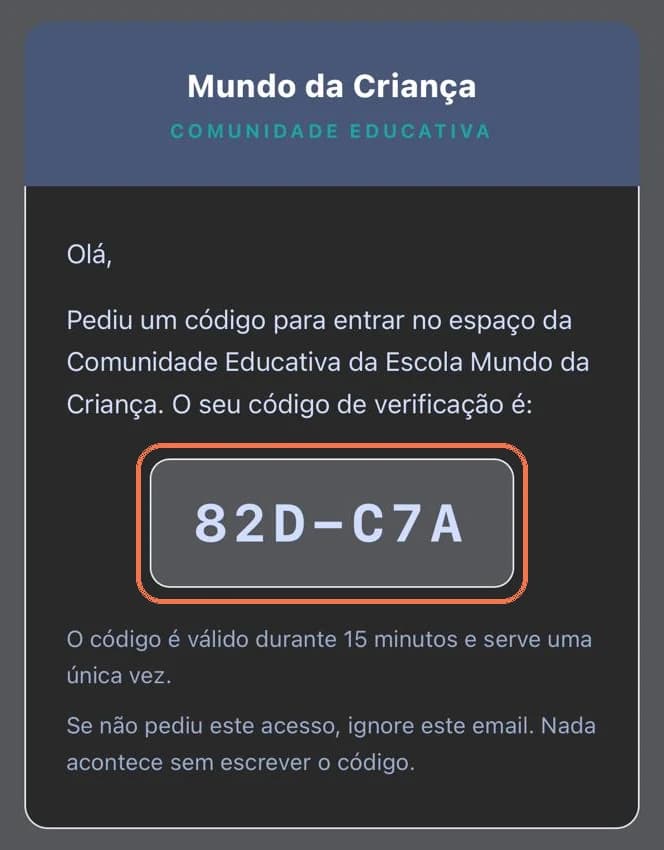 O email de acesso recebido, com o código de seis caracteres em destaque.